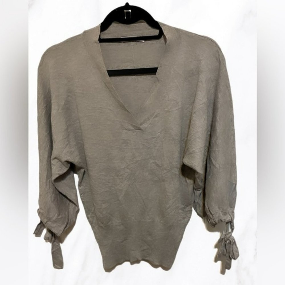DKNYC grey v neck 3/4  sleeve silk blend sweater M
